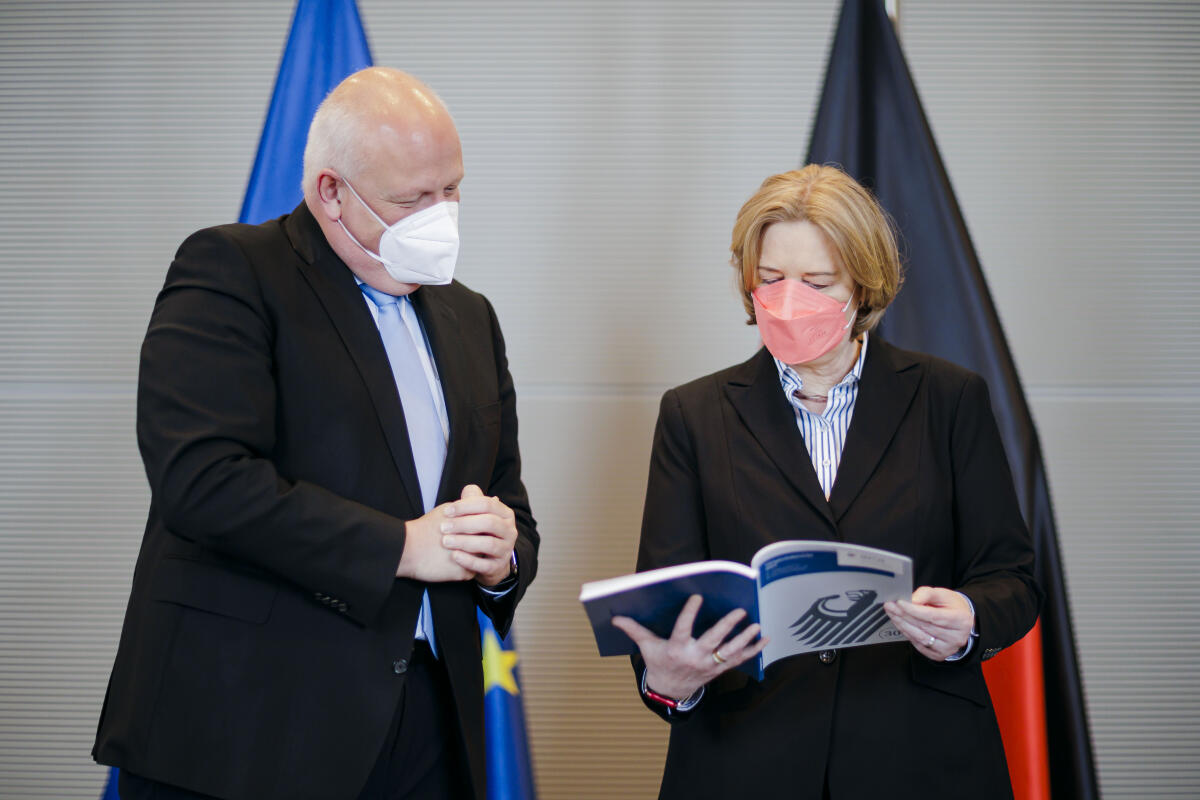 Übergabe des 30. Tätigkeitsberichts des Bundesbeauftragten für den Datenschutz und die Informationsfreiheit, Prof. Ulrich Kelber (l), an Bundestagspräsidentin Bärbel Bas (r), SPD, MdB. Bas, Bärbel; Kelber, Ulrich Übergabe des 30. Tätigkeitsberichts des Bundesbeauftragten für den Datenschutz und die Informationsfreiheit, Prof. Ulrich Kelber (l), an Bundestagspräsidentin Bärbel Bas (r), SPD, MdB.