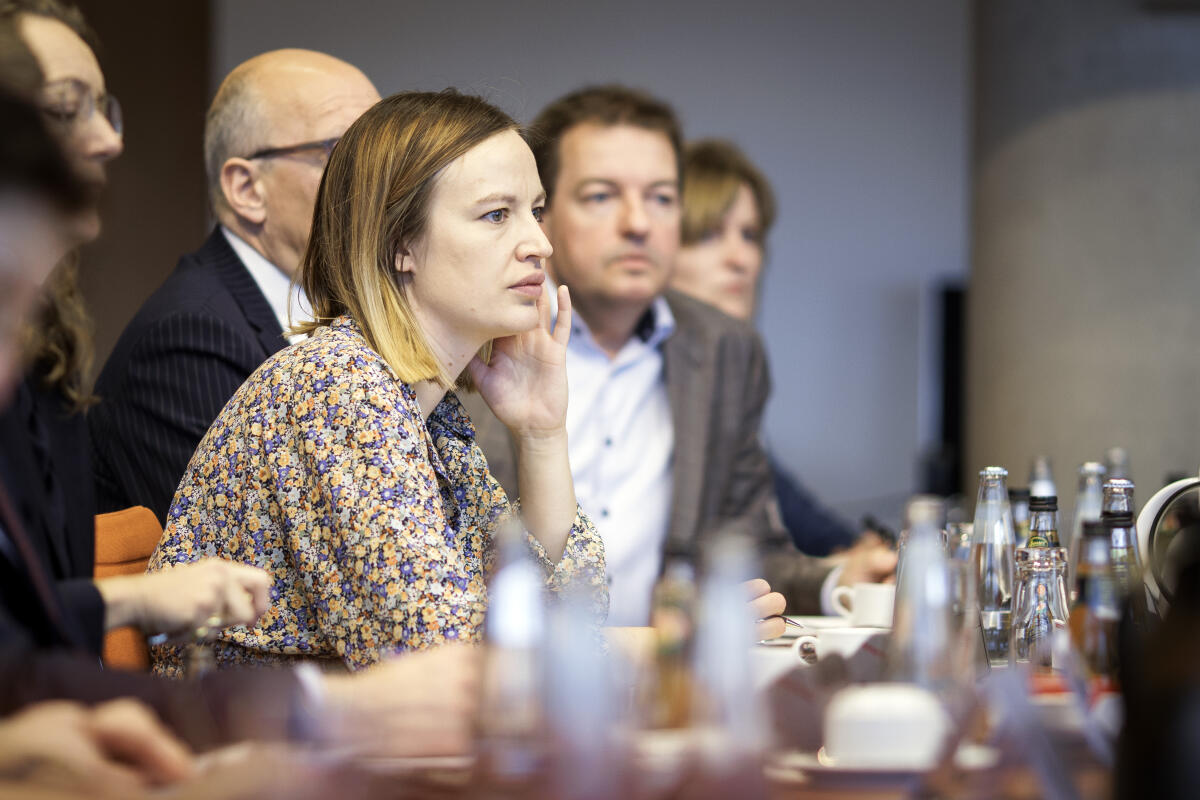 Mitglieder des Ausschusses für die Angelegenheiten der Europäischen Union im Gespräch mit Mitglieder des dänischen Europaausschusses und der dänischen Botschafterin Susanne Hyldelund unter Leitung des Vorsitzenden Dr. Anton Hofreiter, Bündnis 90/Die Grünen, MdB. Hier die dänischen Abgeordneten Anne Sophie Callesen (m) und Jens Rohde (2vr).; Callesen, Anne Sophie; Rohde, Jens Mitglieder des Ausschusses für die Angelegenheiten der Europäischen Union im Gespräch mit Mitglieder des dänischen Europaausschusses und der dänischen Botschafterin Susanne Hyldelund unter Leitung des Vorsitzenden Dr. Anton Hofreiter, Bündnis 90/Die Grünen, MdB. Hier die dänischen Abgeordneten Anne Sophie Callesen (m) und Jens Rohde (2vr).;