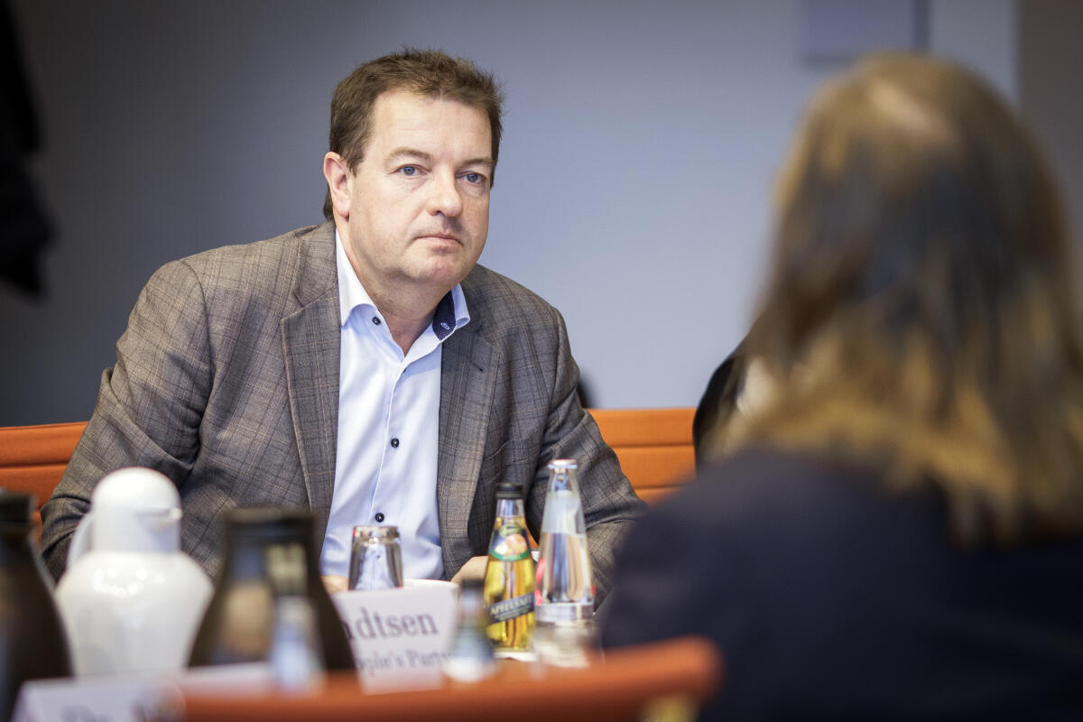Rohde, Jens Mitglieder des Ausschusses für die Angelegenheiten der Europäischen Union im Gespräch mit Mitglieder des dänischen Europaausschusses und der dänischen Botschafterin Susanne Hyldelund unter Leitung des Vorsitzenden Dr. Anton Hofreiter, Bündnis 90/Die Grünen, MdB. Hier im Bild der dänische Abgeordnete Jens Rohde.; 