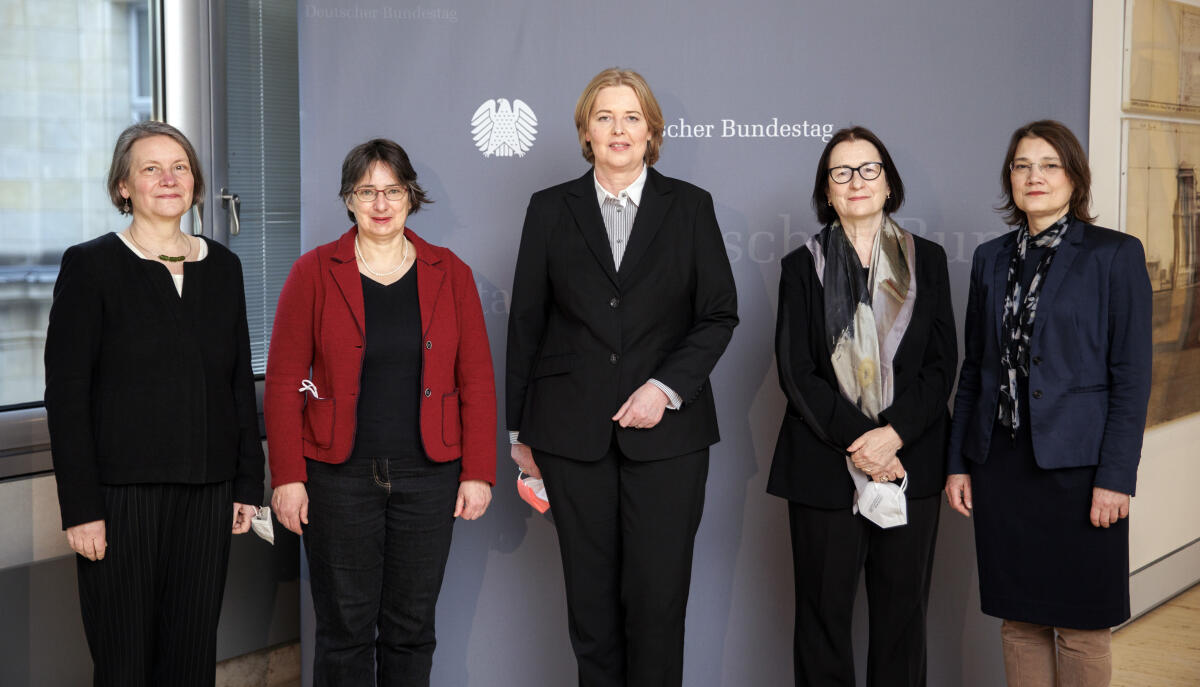 Bas, Bärbel; Erdmann-Kutnevic, Sabine; Giesen, Anke; Scherbakowa, Irina; Gerlant, Uta Bundestagspräsidentin Bärbel Bas, SPD, MdB, empfängt Vertreterinnen der Gesellschaft Memorial zu einem Gespräch (vlnr): Sabine Erdmann-Kutnevic; Anke Giesen; Bundestagspräsidentin Bärbel Bas, SPD, MdB; Irina Scherbakowa und Uta Gerlant.