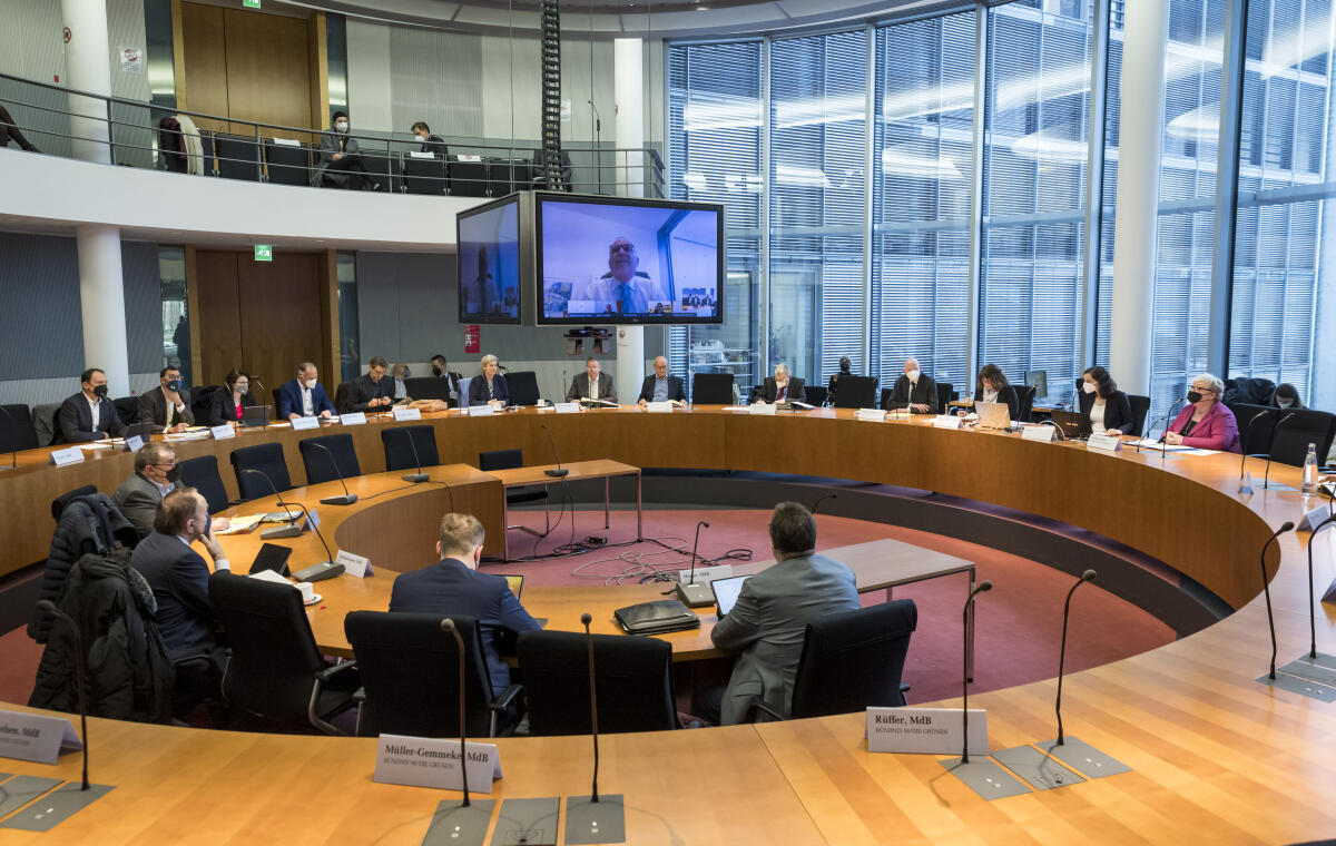 Sitzung des Petitionsausschuss unter Leitung der Vorsitzenden Martina Stamm-Fibich, SPD, MdB (3. von rechts). Zu Gast ist Evelyn Zupke, Bundesbeauftragte für die Opfer der SED-Diktatur, (1. von rechts). Stamm-Fibich, Martina; Zupke, Evelyn Sitzung des Petitionsausschuss unter Leitung der Vorsitzenden Martina Stamm-Fibich, SPD, MdB (3. von rechts). Zu Gast ist Evelyn Zupke, Bundesbeauftragte für die Opfer der SED-Diktatur, (1. von rechts).