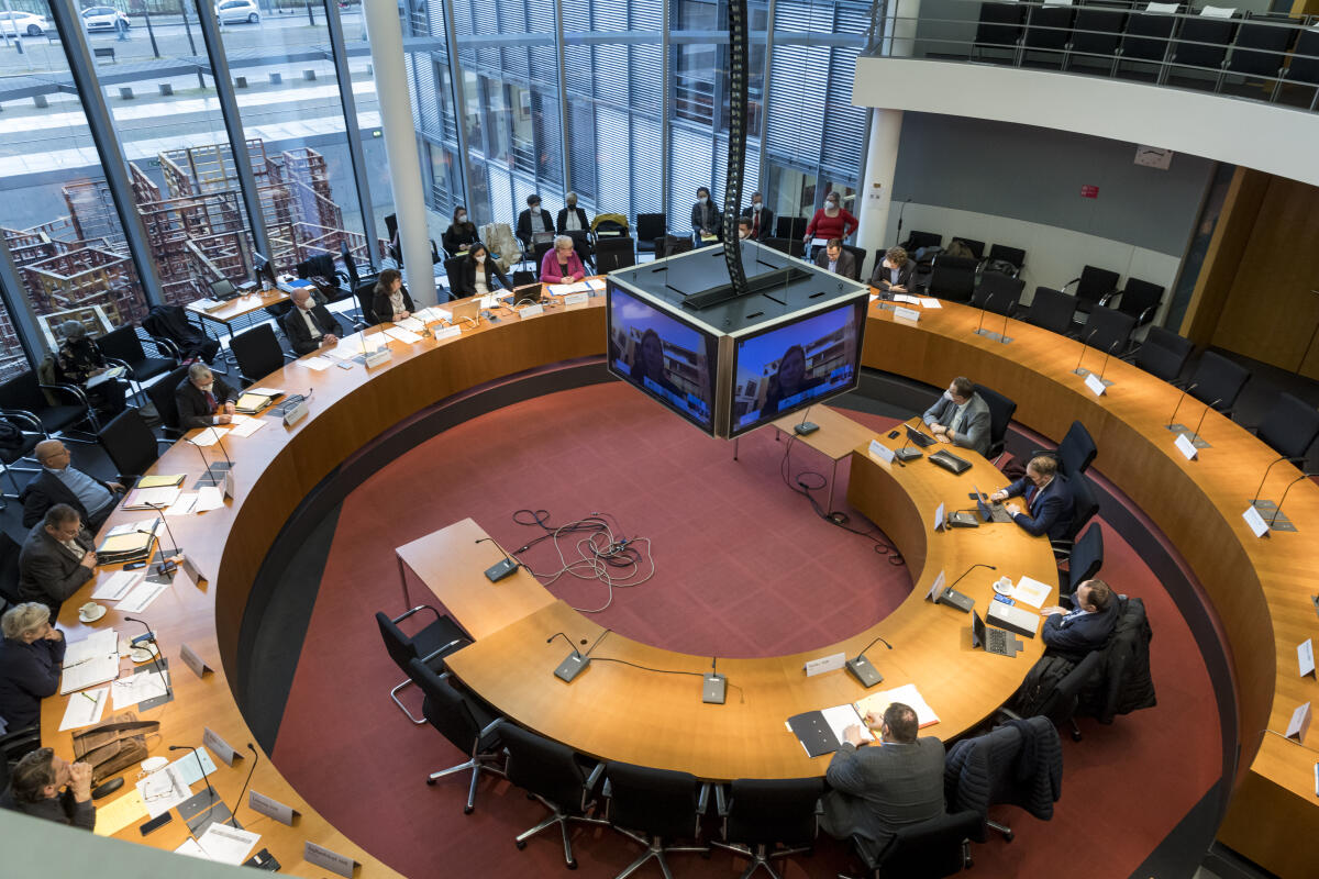 Sitzung des Petitionsausschusses unter Leitung der Vorsitzenden Martina Stamm-Fibich, SPD, MdB, im Sitzungssaal im paul-Löbe-Haus. Zu Gast ist Evelyn Zupke, Bundesbeauftragte für die Opfer der SED-Diktatur. Einige Ausschussmitglieder sind aufgrund der Pandemiebestimmungen über eine Videokonferenz zugeschaltet. Sitzung des Petitionsausschusses unter Leitung der Vorsitzenden Martina Stamm-Fibich, SPD, MdB, im Sitzungssaal im paul-Löbe-Haus. Zu Gast ist Evelyn Zupke, Bundesbeauftragte für die Opfer der SED-Diktatur. Einige Ausschussmitglieder sind aufgrund der Pandemiebestimmungen über eine Videokonferenz zugeschaltet.
