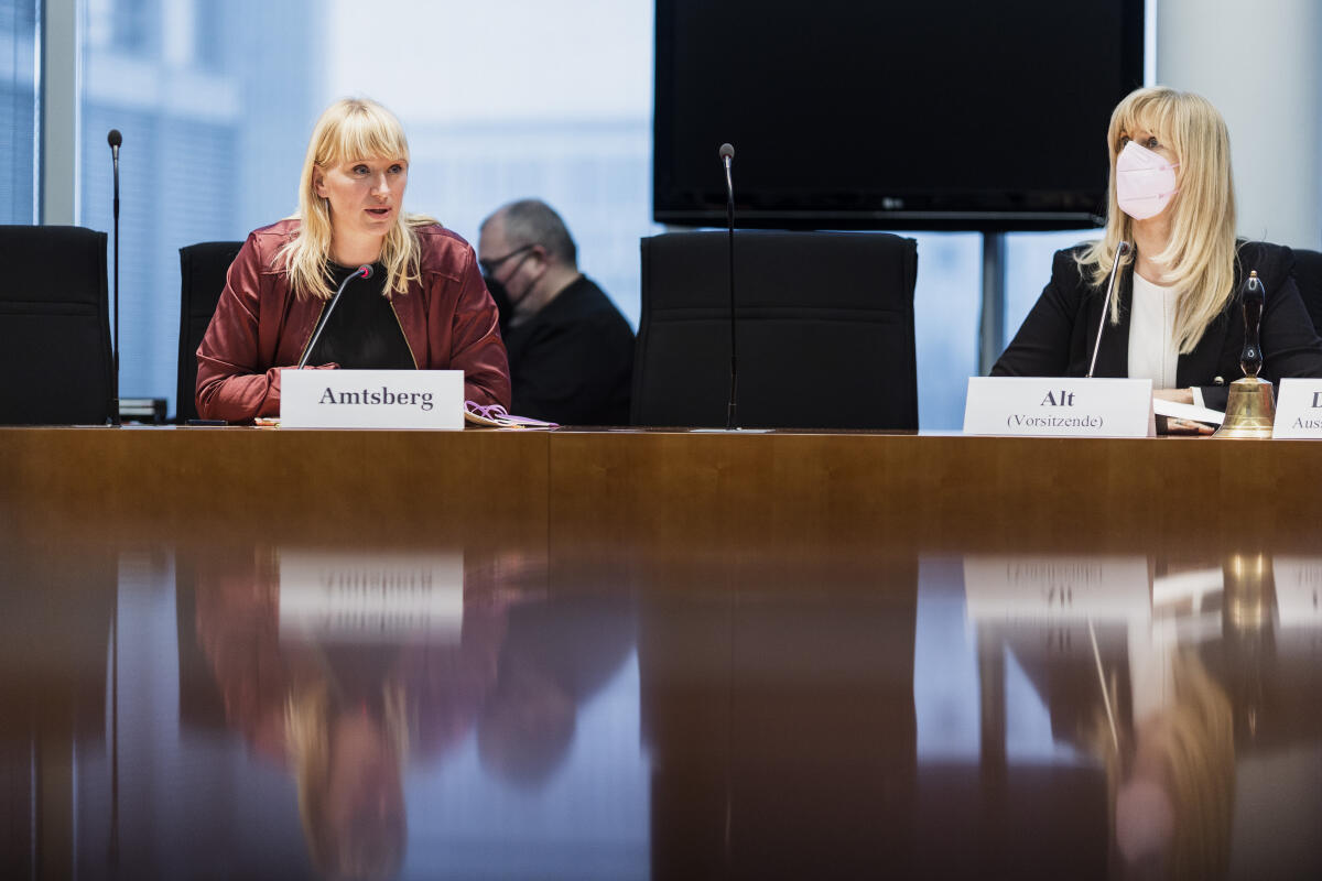 Die Beauftragte der Bundesregierung für Menschenrechtspolitik und humanitäre Hilfe, Luise Amtsberg (l), Bündnis 90/Die Grünen, MdB, zu Gast im Ausschuss für Menschenrechte und humanitäre Hilfe unter Leitung der Vorsitzenden Renata Alt (r), FDP, MdB. Amtsberg, Luise; Alt, Renata Die Beauftragte der Bundesregierung für Menschenrechtspolitik und humanitäre Hilfe, Luise Amtsberg (l), Bündnis 90/Die Grünen, MdB, zu Gast im Ausschuss für Menschenrechte und humanitäre Hilfe unter Leitung der Vorsitzenden Renata Alt (r), FDP, MdB.