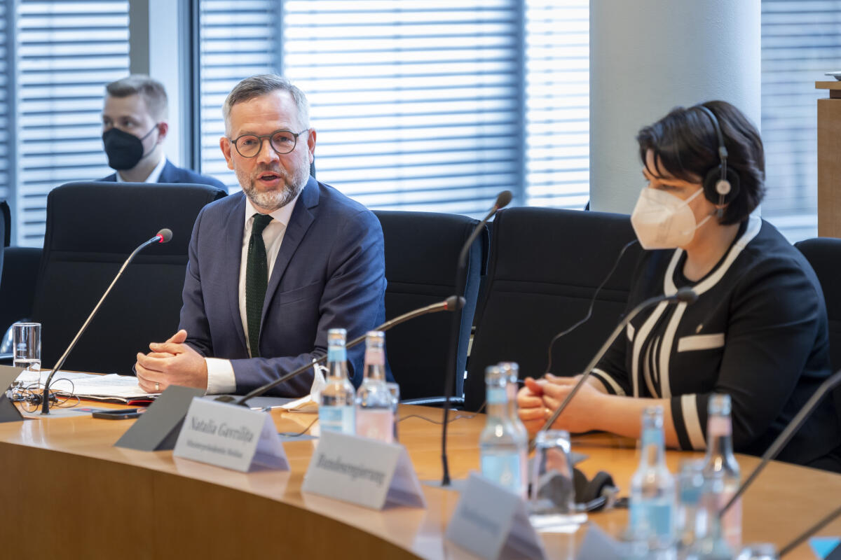 Die Ministerpräsidentin der Republik Moldau, Natalia Gavrilița (r), zu Gast im Auswärtigen Ausschuss unter Leitung des Vorsitzenden Michael Roth (l), SPD, MdB. Gavrilița, Natalia; Roth, Michael Die Ministerpräsidentin der Republik Moldau, Natalia Gavrilița (r), zu Gast im Auswärtigen Ausschuss unter Leitung des Vorsitzenden Michael Roth (l), SPD, MdB.
