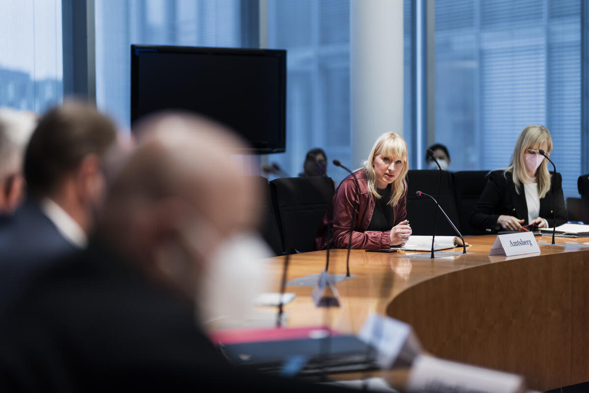 Amtsberg, Luise; Alt, Renata Die Beauftragte der Bundesregierung für Menschenrechtspolitik und humanitäre Hilfe, Luise Amtsberg (m), Bündnis 90/Die Grünen, MdB, zu Gast im Ausschuss für Menschenrechte und humanitäre Hilfe unter Leitung der Vorsitzenden Renata Alt (r), FDP, MdB. 