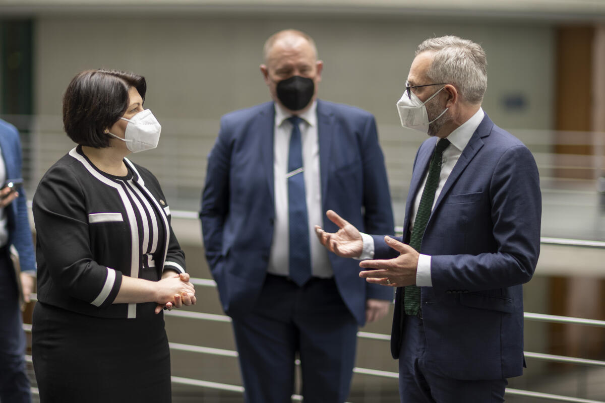 Gavrilița, Natalia; Roth, Michael Die Ministerpräsidentin der Republik Moldau, Natalia Gavrilița (l), zu Gast im Auswärtigen Ausschuss unter Leitung des Vorsitzenden Michael Roth (r), SPD, MdB.