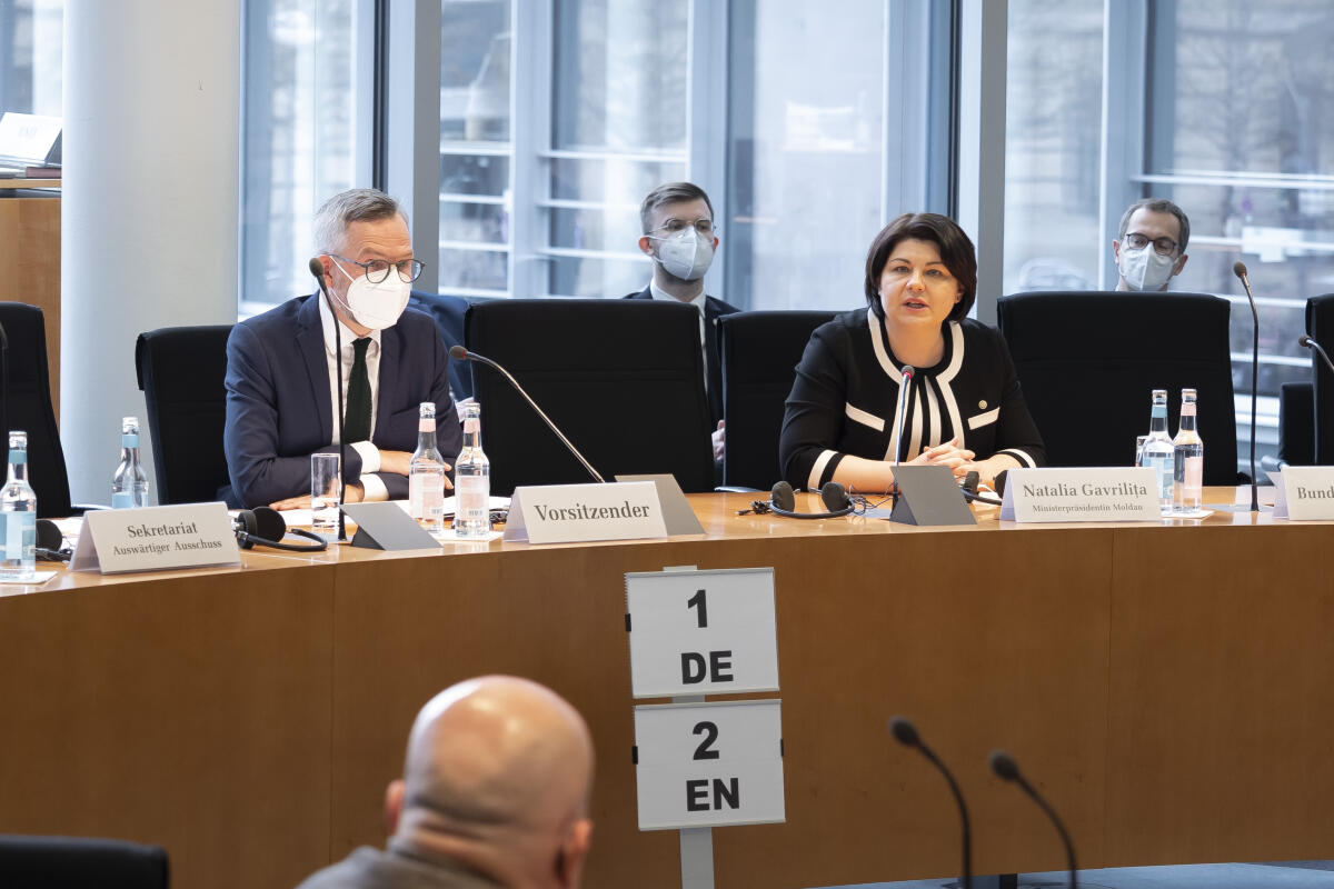 Gavrilița, Natalia; Roth, Michael Die Ministerpräsidentin der Republik Moldau, Natalia Gavrilița (r), zu Gast im Auswärtigen Ausschuss unter Leitung des Vorsitzenden Michael Roth (l), SPD, MdB.