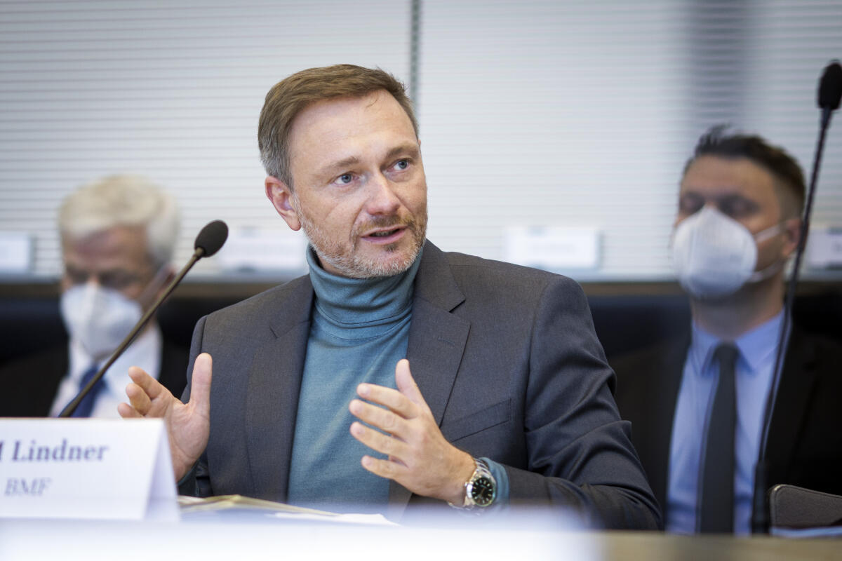 Bundesfinanzminister Christian Lindner (m), FDP, MdB, zu Gast im Finanzausschuss. Lindner, Christian Bundesfinanzminister Christian Lindner (m), FDP, MdB, zu Gast im Finanzausschuss.