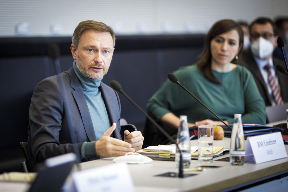 Bundesfinanzminister Christian Lindner (l), FDP, MdB, zu Gast im Finanzausschuss unter Leitung der stellvertretenden Vorsitzenden Katharina Beck (2vr), Bündnis 90/Die Grünen, MdB. Lindner, Christian; Beck, Katharina Bundesfinanzminister Christian Lindner (l), FDP, MdB, zu Gast im Finanzausschuss unter Leitung der stellvertretenden Vorsitzenden Katharina Beck (2vr), Bündnis 90/Die Grünen, MdB.