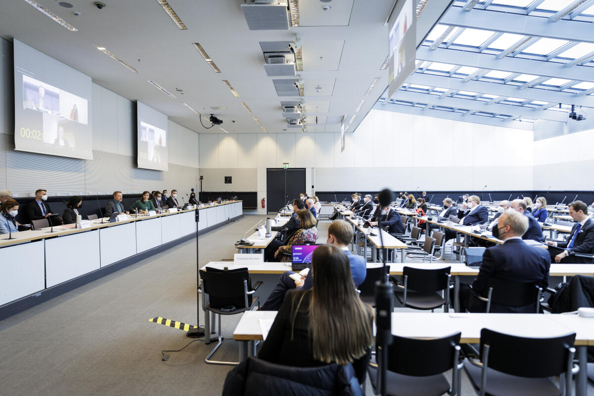 Bundesfinanzminister Christian Lindner, FDP, MdB, zu Gast im Finanzausschuss. Blick in den Saal.