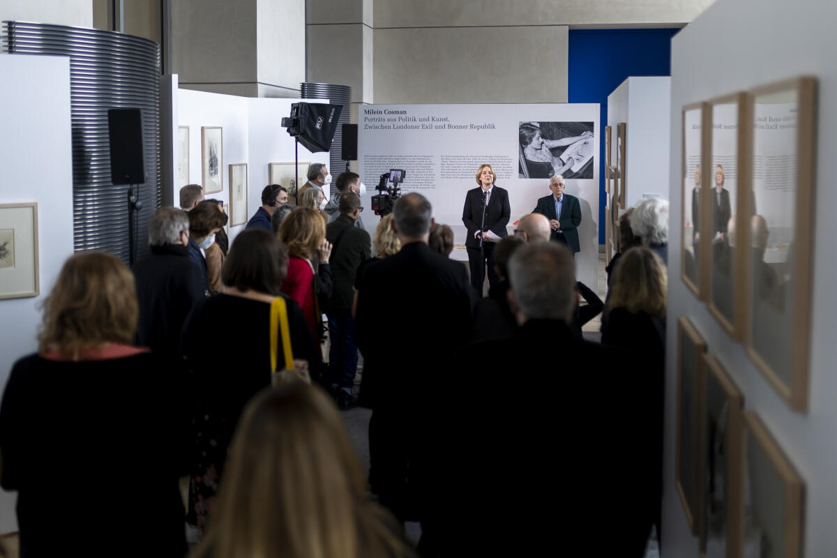 Bundestagspräsidentin Bärbel Bas, SPD, MdB, spricht während der Eröffnung der Ausstellung "Milein Cosman: Porträts aus Politik und Kunst" in der Abgeordnetenlobby im Reichstagsgebäude. Blick in die Abgeordnetenlobby. Bundestagspräsidentin Bärbel Bas, SPD, MdB, spricht während der Eröffnung der Ausstellung "Milein Cosman: Porträts aus Politik und Kunst" in der Abgeordnetenlobby im Reichstagsgebäude. Blick in die Abgeordnetenlobby.