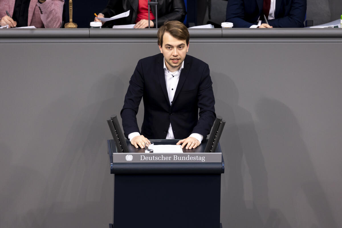 Krämer, Philip Philip Krämer, Bündnis 90/Die Grünen, MdB, hält eine Rede zum TOP 3 „Vereinbarte Debatte zum 30. Jahrestag des Kriegsbeginns in Bosnien und Herzegowina“ im Plenum.