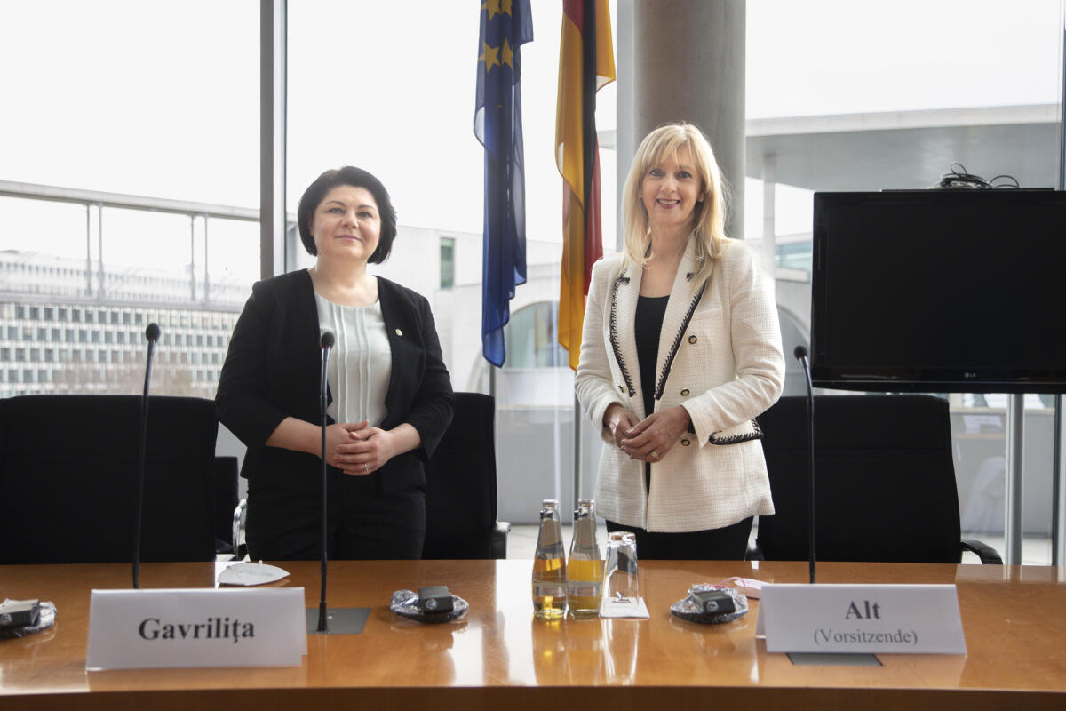 Die Ministerpräsidentin der Republik Moldau, Natalia Gavrilița (l), zu Gast im Ausschuss für Menschenrechte und humanitäre Hilfe unter Leitung der Vorsitzenden Renata Alt (r), FDP, MdB. Gavrilița, Natalia; Alt, Renata Die Ministerpräsidentin der Republik Moldau, Natalia Gavrilița (l), zu Gast im Ausschuss für Menschenrechte und humanitäre Hilfe unter Leitung der Vorsitzenden Renata Alt (r), FDP, MdB.