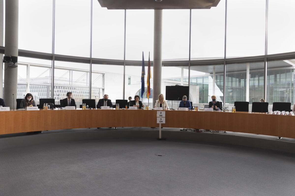  Die Ministerpräsidentin der Republik Moldau, Natalia Gavrilița, zu Gast im Ausschuss für Menschenrechte und humanitäre Hilfe. Blick in den Saal.