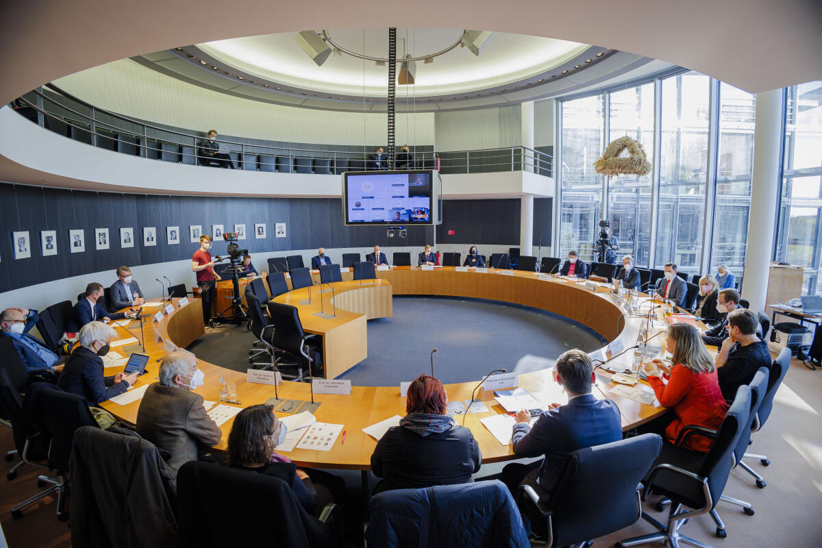 Die Kommission zur Reform des Wahlrechts und zur Modernisierung der Parlamentsarbeit konstituiert sich. Blick in den Saal. Die Kommission zur Reform des Wahlrechts und zur Modernisierung der Parlamentsarbeit konstituiert sich. Blick in den Saal.