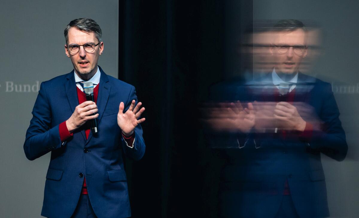Castellucci, Lars Prof. Dr. Lars Castellucci, SPD, stellvertretender Vorsitzender des Ausschusses für Inneres und Heimat, MdB, während der Begrüßung bei der Finissage der Ausstellung "Was heißt hier Minderheit?" im Paul-Löbe-Haus. Eine Veranstaltung des Minderheitensekretariats der vier autochthonen nationalen Minderheiten und Volksgruppen Deutschlands in Zusammenarbeit mit dem Ausschuss für Inneres und Heimat.