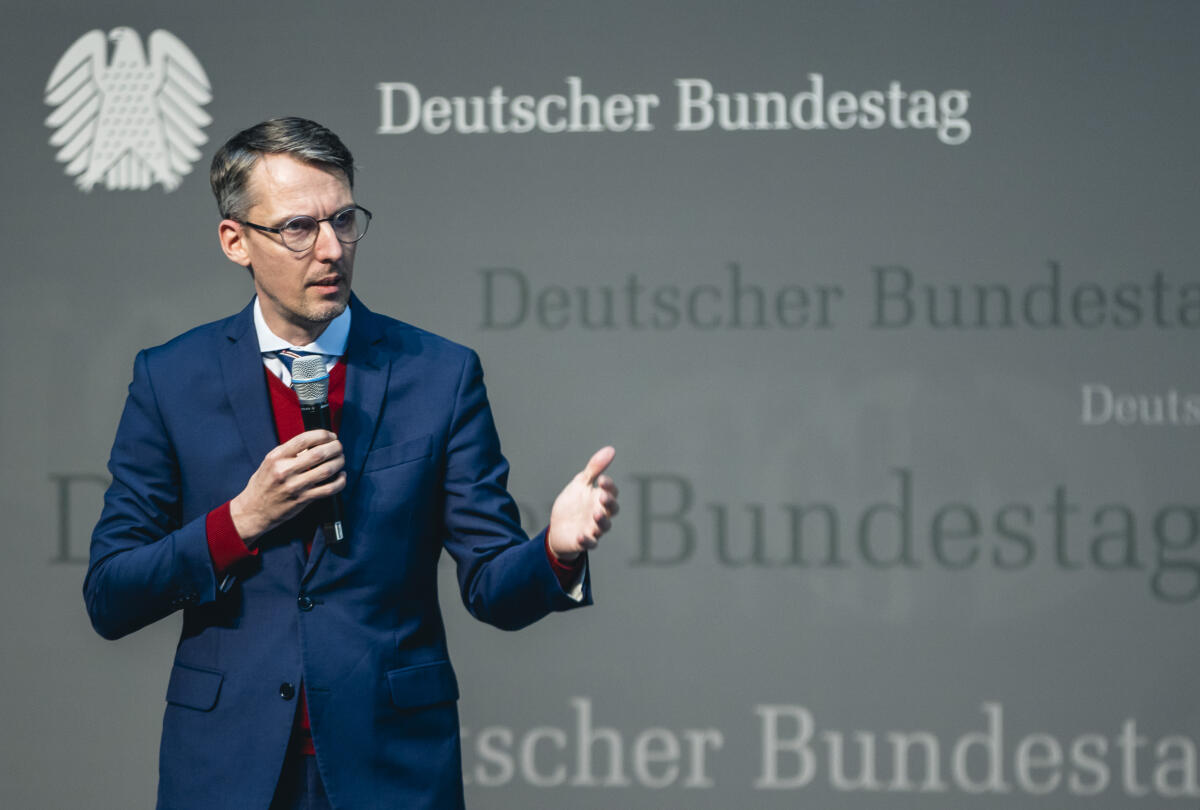 Castellucci, Lars Prof. Dr. Lars Castellucci, SPD, stellvertretender Vorsitzender des Ausschusses für Inneres und Heimat, MdB, während der Begrüßung bei der Finissage der Ausstellung "Was heißt hier Minderheit?" im Paul-Löbe-Haus. Eine Veranstaltung des Minderheitensekretariats der vier autochthonen nationalen Minderheiten und Volksgruppen Deutschlands in Zusammenarbeit mit dem Ausschuss für Inneres und Heimat.