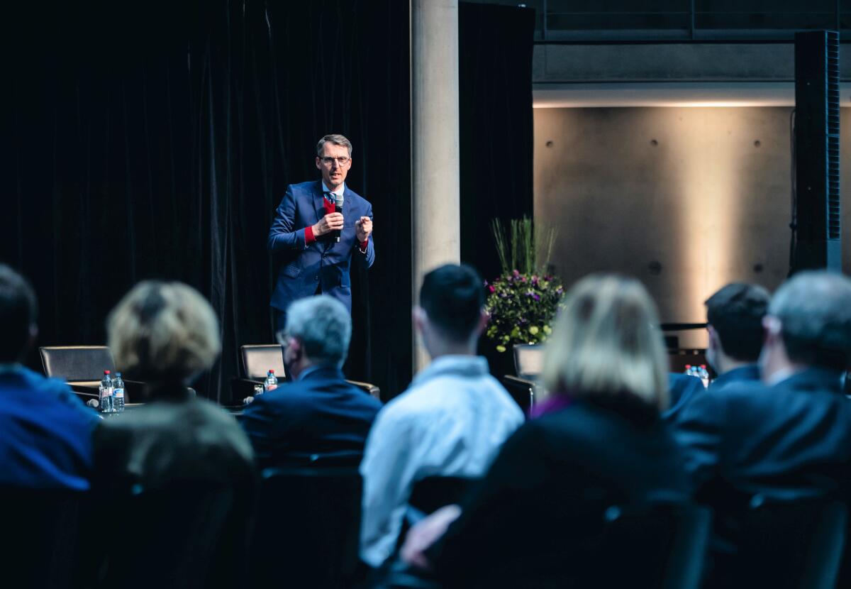 Castellucci, Lars Prof. Dr. Lars Castellucci, SPD, stellvertretender Vorsitzender des Ausschusses für Inneres und Heimat, MdB, während der Begrüßung bei der Finissage der Ausstellung "Was heißt hier Minderheit?" im Paul-Löbe-Haus. Eine Veranstaltung des Minderheitensekretariats der vier autochthonen nationalen Minderheiten und Volksgruppen Deutschlands in Zusammenarbeit mit dem Ausschuss für Inneres und Heimat.