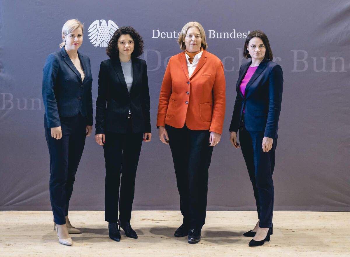 Bundestagspräsidentin Bärbel Bas (2vr), SPD, MdB, empfängt die designierten Trägerinnen des Internationalen Karlspreises zu Aachen 2022, Swetlana Tichanowskaja (r) und Veronica Tsepkalo (l) sowie die Schwester von Maria Kalesnikava, Tatsiana Khomich (2vl), zu einem Gespräch. Bas, Bärbel; Tsepkalo, Veronica; Tichanowskaja, Swetlana; Khomich, Tatsiana Bundestagspräsidentin Bärbel Bas (2vr), SPD, MdB, empfängt die designierten Trägerinnen des Internationalen Karlspreises zu Aachen 2022, Swetlana Tichanowskaja (r) und Veronica Tsepkalo (l) sowie die Schwester von Maria Kalesnikava, Tatsiana Khomich (2vl), zu einem Gespräch.