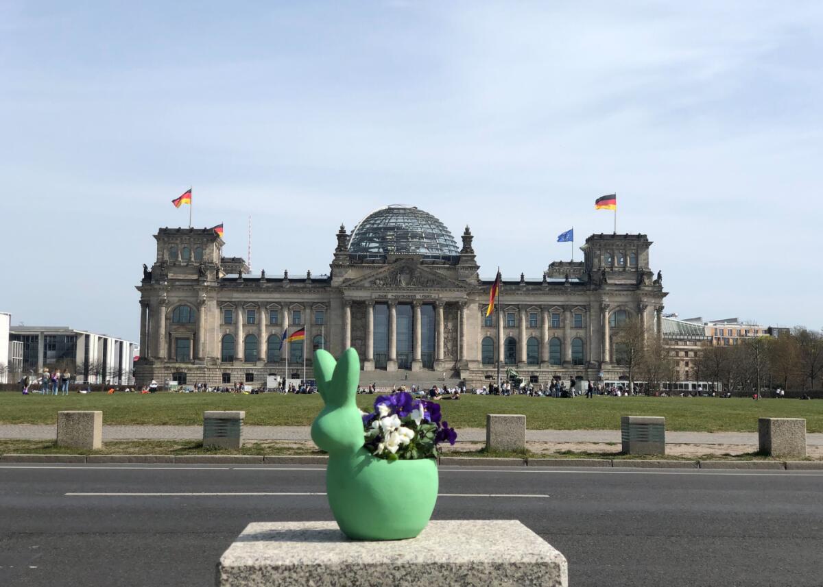Zu Ostern findet sich ein hasenartig geformter Blumentopf vor dem Reichstagsgebäude an. Zu Ostern findet sich ein hasenartig geformter Blumentopf vor dem Reichstagsgebäude an.