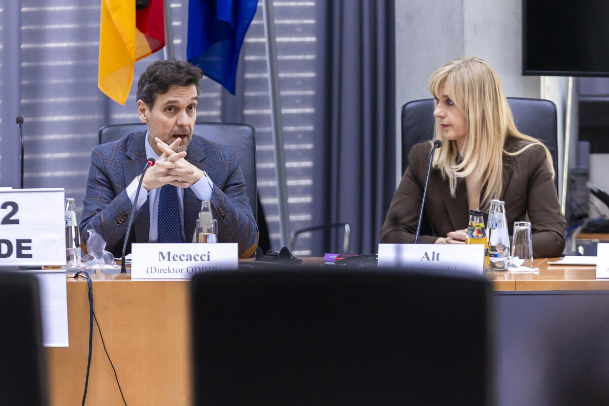 Mecacci, Matteo; Alt, Renata Der Direktor des Büros für Demokratische Institutionen und Menschenrechte Matteo Mecacci (l) zu Gast im Ausschuss für Menschenrechte und humanitäre Hilfe unter Leitung der Vorsitzenden Renata Alt (r), FDP, MdB.