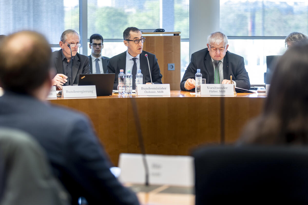Besuch des Bundesministers für Ernährung und Landwirtschaft Cem Özdemir (m), Bündnis 90/Die Grünen, MdB, im Ausschuss für Ernährung und Landwirtschaft unter Leitung des Vorsitzenden Hermann Färber (r), CDU/CSU, MdB. Özdemir, Cem; Färber, Hermann Besuch des Bundesministers für Ernährung und Landwirtschaft Cem Özdemir (m), Bündnis 90/Die Grünen, MdB, im Ausschuss für Ernährung und Landwirtschaft unter Leitung des Vorsitzenden Hermann Färber (r), CDU/CSU, MdB.
