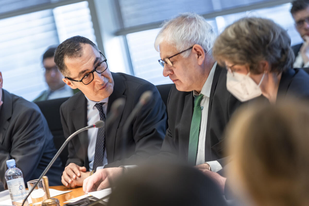 Besuch des Bundesministers für Ernährung und Landwirtschaft Cem Özdemir (l), Bündnis 90/Die Grünen, MdB, im Ausschuss für Ernährung und Landwirtschaft unter Leitung des Vorsitzenden Hermann Färber (m), CDU/CSU, MdB. Özdemir, Cem; Färber, Hermann Besuch des Bundesministers für Ernährung und Landwirtschaft Cem Özdemir (l), Bündnis 90/Die Grünen, MdB, im Ausschuss für Ernährung und Landwirtschaft unter Leitung des Vorsitzenden Hermann Färber (m), CDU/CSU, MdB.
