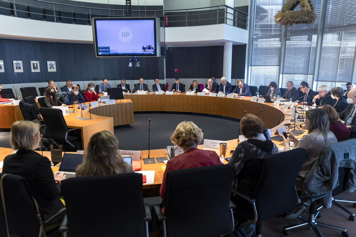 Besuch des Bundesministers für Ernährung und Landwirtschaft Cem Özdemir, Bündnis 90/Die Grünen, MdB, im Ausschuss für Ernährung und Landwirtschaft unter Leitung des Vorsitzenden Hermann Färber, CDU/CSU, MdB. Blick in den Saal. Besuch des Bundesministers für Ernährung und Landwirtschaft Cem Özdemir, Bündnis 90/Die Grünen, MdB, im Ausschuss für Ernährung und Landwirtschaft unter Leitung des Vorsitzenden Hermann Färber, CDU/CSU, MdB. Blick in den Saal.
