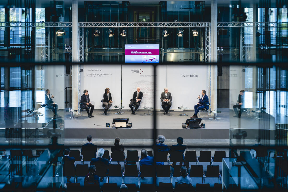  Dr. Volker Oeppling, Prof. Dr. Francine Ntoumi, Prof. Dr. Benjamin Mordmueller, Prof. Dr. Ernst Wimmer und Dr. Marc Bovenschulte (v.l.n.r.) im Rahmen einer Podiumsdiskussion als Auftakt der neuen Veranstaltungsreihe -TA im Dialog- mit dem Thema -Impfungen und Gene Drives gegen Malaria-.