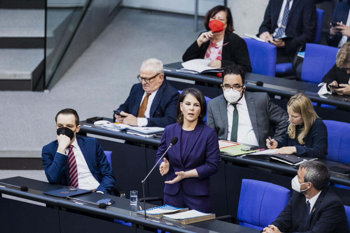  Annalena Baerbock (Buendnis 90/Die Gruenen), Bundesaussenministerin, aufgenommen im Rahmen einer Regierungsbefragung im Deutschen Bundestag in Berlin, 27.04.2022. 