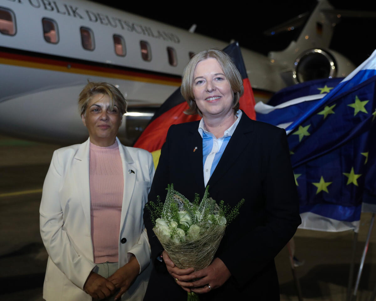 Bas, Bärbel; Shpak, Nira Begrüßung der Bundestagspräsidentin Bärbel Bas (r), SPD, MdB, nach der Landung in Tel Aviv anlässlich eines dreitätigen Antrittsbesuchs in Israel. Hier mit Nira Shpak (l), Abgeordnete der Knesset.