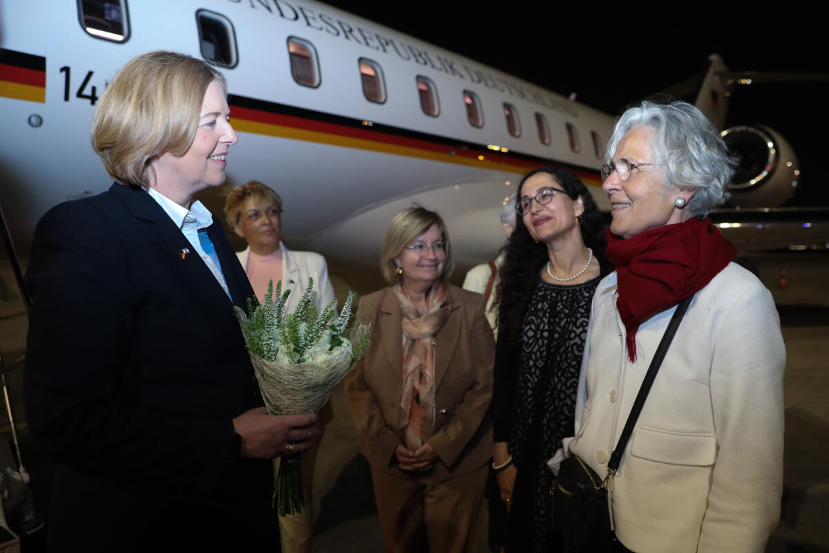 Bas, Bärbel; Richards, Yael; Lador, Talya; Wasum-Rainer, Susanne; Shpak, Nira Begrüßung der Bundestagspräsidentin Bärbel Bas, SPD, MdB, nach der Landung in Tel Aviv anlässlich eines dreitätigen Antrittsbesuchs in Israel. Hier (vlnr): Bundestagspräsidentin Bärbel Bas, SPD, MdB, Nira Shpak, Abgeordnete der Knesset; Talya Lador, Direktorin EU Abteilung des israelischen Außenministeriums; Yael Richards, Direktorin für Internationale Beziehungen der Knesset; Dr. Susanne Wasum-Rainer, Botschafterin der Bundesrepublik Deutschland im Staat Israel.