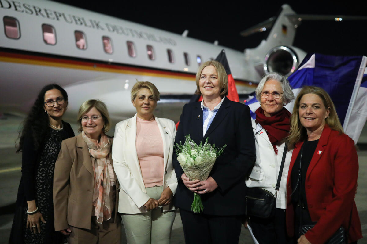Bas, Bärbel; Richards, Yael; Lador, Talya; Wasum-Rainer, Susanne; Kaplansky, Dafna; Shpak, Nira Begrüßung der Bundestagspräsidentin Bärbel Bas, SPD, MdB, nach der Landung in Tel Aviv anlässlich eines dreitätigen Antrittsbesuchs in Israel. Hier (vlnr) Yael Richards, Direktorin für Internationale Beziehungen der Knesset; Talya Lador, Direktorin EU Abteilung des israelischen Außenministeriums; Nira Shpak, Abgeordnete der Knesset; Bundestagspräsidentin Bärbel Bas, SPD, MdB; Dr. Susanne Wasum-Rainer, Botschafterin der Bundesrepublik Deutschland im Staat Israel; Dafna Kaplansky, Koordinatorin Internationale Abteilung Knesset.; 