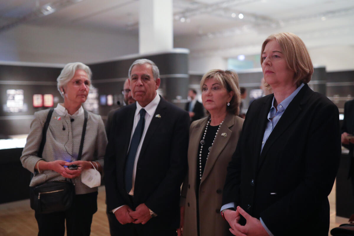Bas, Bärbel; Levy, Mickey; Levy, Nurit; Wasum-Rainer, Susanne Bundestagspräsidentin Bärbel Bas (r), SPD, MdB, reist zum Tag des Gedenkens an Holocaust und Heldentum nach Yad Vashem und in die Knesset. Hier (vlnr) bei einer Führung durch die Fotografie- und Kunstausstellung der internationalen Holocaust-Gedenkstätte Yad Vashem mit Dr. Susanne Wasum-Rainer, Botschafterin der Bundesrepublik Deutschland im Staat Israel, dem Präsidenten der Knesset, S. E. Mickey Levy, und der Gattin des Präsidenten Nurit Levy.