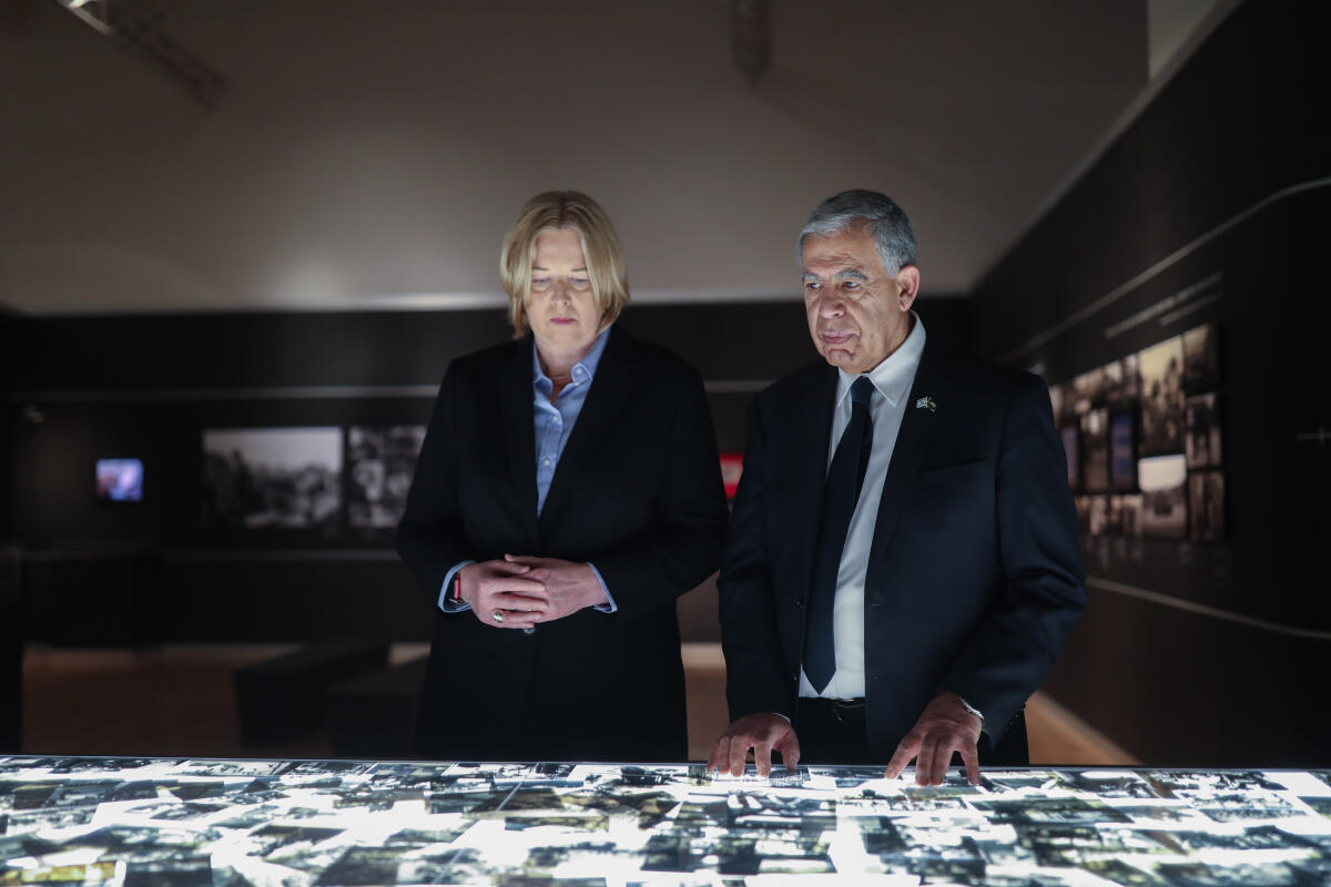 Bas, Bärbel; Levy, Mickey Bundestagspräsidentin Bärbel Bas (l), SPD, MdB, reist zum Tag des Gedenkens an Holocaust und Heldentum nach Yad Vashem und in die Knesset. Hier bei einer Führung durch die Fotografie- und Kunstausstellung der internationalen Holocaust-Gedenkstätte Yad Vashem mit dem Präsidenten der Knesset, S. E. Mickey Levy (r).