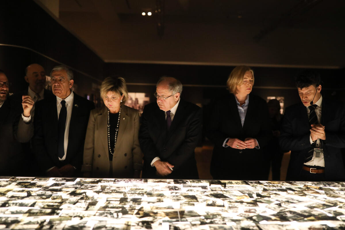 Bas, Bärbel; Levy, Mickey; Dayan, Dani; Levy, Nurit Bundestagspräsidentin Bärbel Bas (2vr), SPD, MdB, reist zum Tag des Gedenkens an Holocaust und Heldentum nach Yad Vashem und in die Knesset. Hier bei einer Führung durch die Fotografie- und Kunstausstellung der internationalen Holocaust-Gedenkstätte Yad Vashem mit dem Präsidenten der Knesset, S. E. Mickey Levy (l), der Gattin des Präsidenten Nurit Levy (2vl) und Dani Dayan (m), Vorstandsvorsitzender von Yad Vashem.