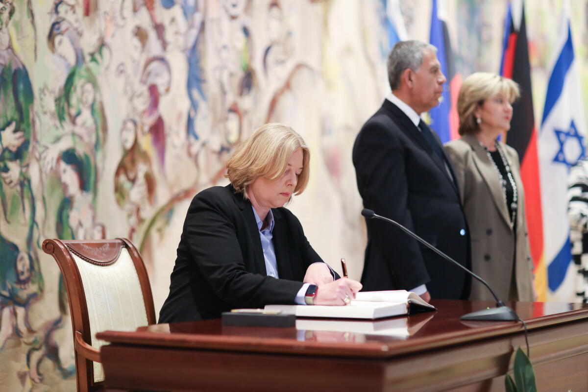 Bas, Bärbel; Levy, Mickey; Levy, Nurit Bundestagspräsidentin Bärbel Bas (l), SPD, MdB, reist zum Tag des Gedenkens an Holocaust und Heldentum nach Yad Vashem und in die Knesset. Hier beim Eintrag ins Gästebuch der Knesset in Gegenwart des Präsidenten der Knesset, S. E. Mickey Levy (m), und der Gattin des Präsidenten Nurit Levy (r).