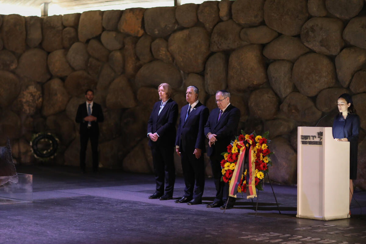 Bas, Bärbel; Levy, Mickey; Dayan, Dani Bundestagspräsidentin Bärbel Bas (l), SPD, MdB, reist zum Tag des Gedenkens an Holocaust und Heldentum nach Yad Vashem und in die Knesset. Hier bei der Kranzniederlegung in der Halle der Erinnerung der internationalen Holocaust-Gedenkstätte Yad Vashem mit dem Präsidenten der Knesset, S. E. Mickey Levy (m), und Dani Dayan (r), Vorstandsvorsitzender von Yad Vashem.