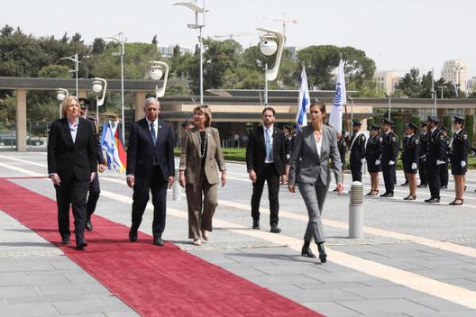 Bas, Bärbel; Levy, Mickey; Levy, Nurit 