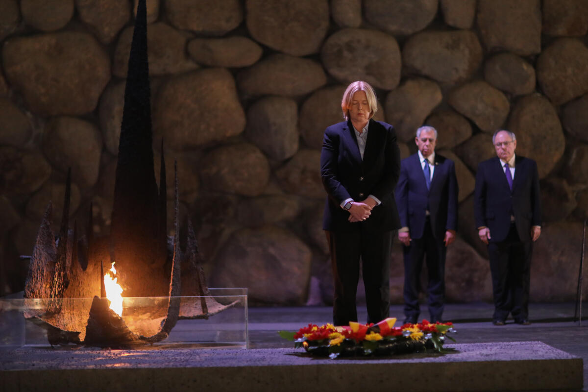 Bas, Bärbel; Levy, Mickey; Dayan, Dani Bundestagspräsidentin Bärbel Bas (vorn), SPD, MdB, reist zum Tag des Gedenkens an Holocaust und Heldentum nach Yad Vashem und in die Knesset. Hier bei der Kranzniederlegung in der Halle der Erinnerung der internationalen Holocaust-Gedenkstätte Yad Vashem mit dem Präsidenten der Knesset, S. E. Mickey Levy (m), und Dani Dayan (r), Vorstandsvorsitzender von Yad Vashem.