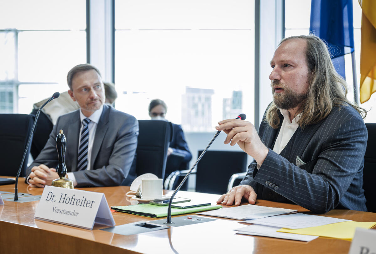 Bundesminister der Finanzen, Christian Lindner (l), FDP, MdB, zu Gast im Ausschuss für die Angelegenheiten der Europäischen Union unter der Leitung des Vorsitzenden Anton Hofreiter (r), Bündnis 90/Die Grünen, MdB.; Hofreiter, Anton; Lindner, Christian Bundesminister der Finanzen, Christian Lindner (l), FDP, MdB, zu Gast im Ausschuss für die Angelegenheiten der Europäischen Union unter der Leitung des Vorsitzenden Anton Hofreiter (r), Bündnis 90/Die Grünen, MdB.;