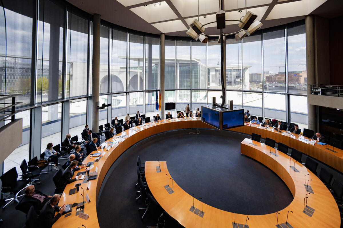 Bundesminister der Finanzen, Christian Lindner, FDP, MdB, zu Gast im Ausschuss für die Angelegenheiten der Europäischen Union unter der Leitung des Vorsitzenden Anton Hofreiter, Bündnis 90/Die Grünen, MdB.; Hier: Blick in den Saal Bundesminister der Finanzen, Christian Lindner, FDP, MdB, zu Gast im Ausschuss für die Angelegenheiten der Europäischen Union unter der Leitung des Vorsitzenden Anton Hofreiter, Bündnis 90/Die Grünen, MdB.; Hier: Blick in den Saal