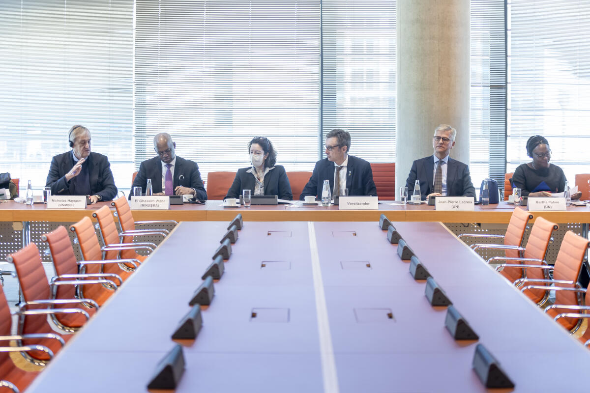 Eine Delegation der Vereinten Nationen unter Leitung des Under-Secretary-General for Peace Operations Jean-Pierre François Renaud Lacroix zu Gast im Ausschuss für wirtschaftliche Zusammenarbeit und Entwicklung.; Hier (vlnr): Nicholas Haysom, Leiter der UNIMISS Mission; El-Ghassim Wane, Leiter der MINUSMA Mission; Annette Verheyen, Ausschusssekretariat; Vorsitzender Dr. Christoph Hoffmann, FDP, MdB; Jean-Pierre Lacroix, Leitung DPO; beigeordnete Generalsekretärin für Afrika Martha Pobee.; Haysom, Nicholas; Hoffmann, Christoph; Lacroix, Jean-Pierre; Pobee, Martha; Verheyen, Annette; Wane, El-Ghassim Eine Delegation der Vereinten Nationen unter Leitung des Under-Secretary-General for Peace Operations Jean-Pierre François Renaud Lacroix zu Gast im Ausschuss für wirtschaftliche Zusammenarbeit und Entwicklung.; Hier (vlnr): Nicholas Haysom, Leiter der UNIMISS Mission; El-Ghassim Wane, Leiter der MINUSMA Mission; Annette Verheyen, Ausschusssekretariat; Vorsitzender Dr. Christoph Hoffmann, FDP, MdB; Jean-Pierre Lacroix, Leitung DPO; beigeordnete Generalsekretärin für Afrika Martha Pobee.;