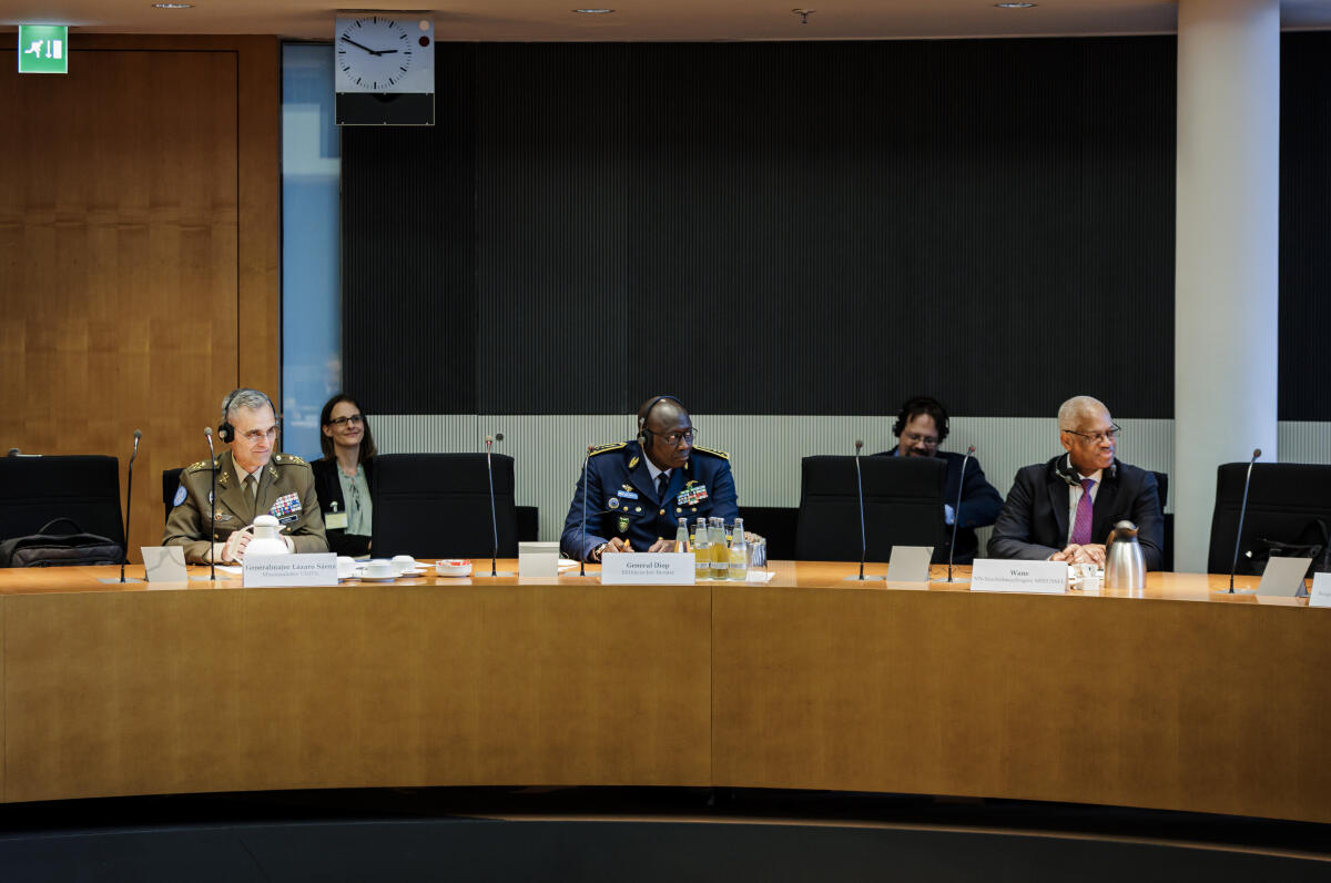 Der Verteidigungsausschuss empfängt eine Delegation der Vereinten Nationen.; Hier im Bild (vlnr): Leiter Mission UNIFIL Generalmajor Aroldo Lázaro Sáenz; General Birame Diop, militärischer Berater; VN-Sonderbeauftragter der Multidimensionalen Integrierten Stabilisierungsmission der Vereinten Nationen in Mali El-Ghassim Wane.; ; Lázaro Sáenz, Aroldo; Diop, Birame; Wane, El-Ghassim Der Verteidigungsausschuss empfängt eine Delegation der Vereinten Nationen.; Hier im Bild (vlnr): Leiter Mission UNIFIL Generalmajor Aroldo Lázaro Sáenz; General Birame Diop, militärischer Berater; VN-Sonderbeauftragter der Multidimensionalen Integrierten Stabilisierungsmission der Vereinten Nationen in Mali El-Ghassim Wane.; ;