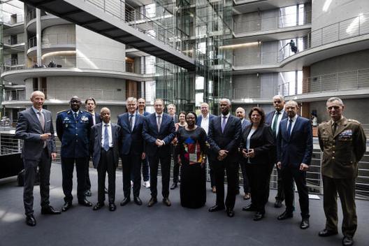 Schwarz, Armin; Diop, Birame; Bröhr, Marlon; Khare, Atul; Lacroix, Jean-Pierre; Schmid, Christoph; Otte, Henning; Vöpel, Dirk; Nanni, Sara; Pohee, Martha; Klinck, Kristian; Wane, El-Ghassim; Lucassen, Rüdiger; Vieregge, Kerstin; Grübel, Markus; Röwekamp, Thomas; Lázaro Sáenz, Aroldo Paul-Löbe-Haus, Innenansicht