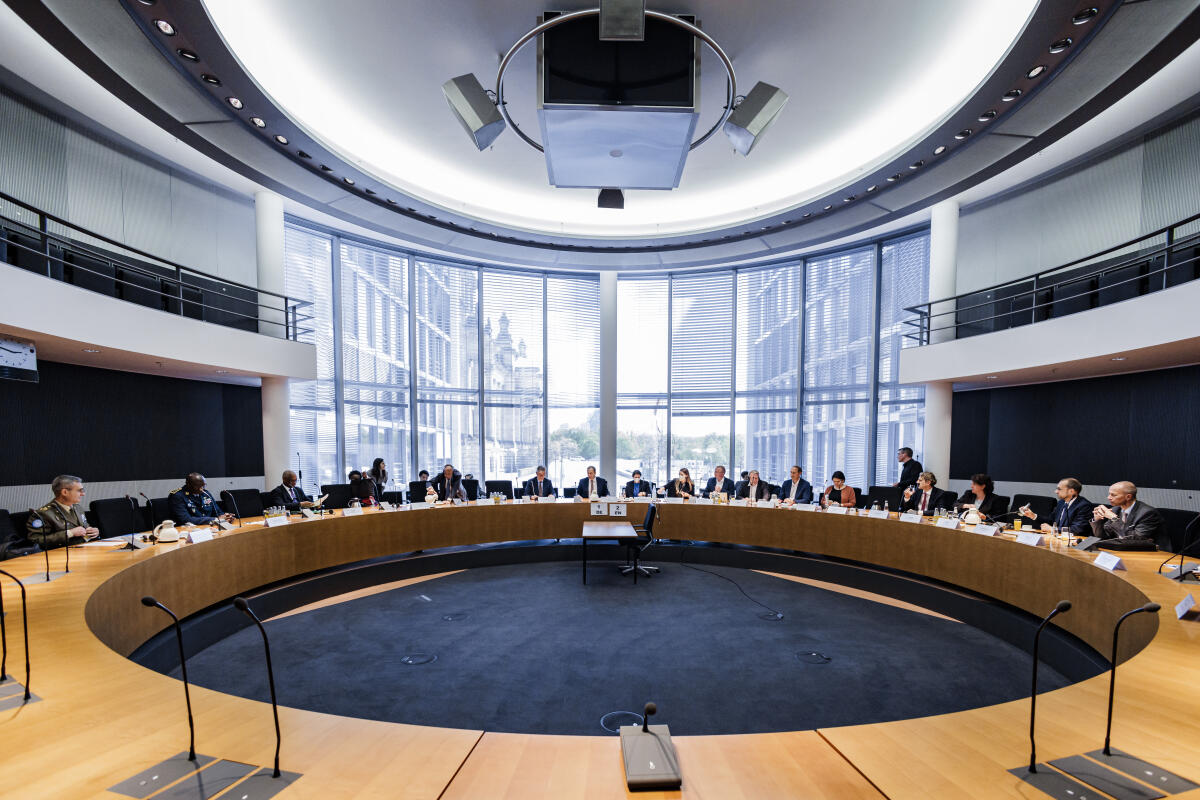 Der Verteidigungsausschuss empfängt eine Delegation der Vereinten Nationen. Blick in den Saal. Der Verteidigungsausschuss empfängt eine Delegation der Vereinten Nationen. Blick in den Saal.