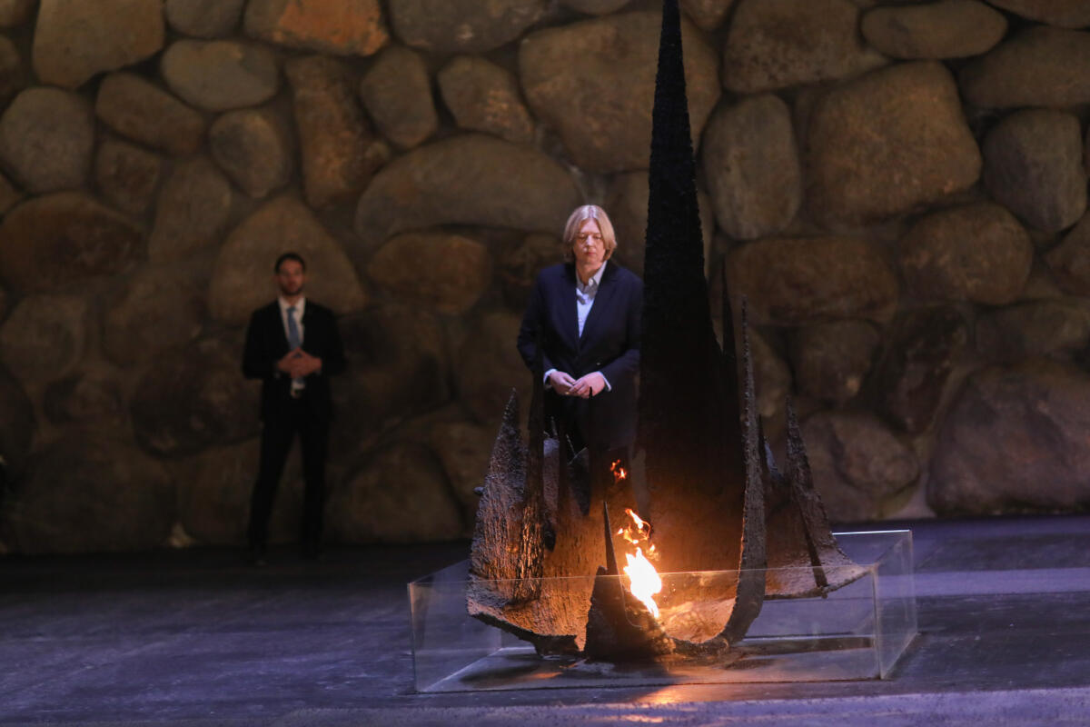 Bas, Bärbel Bundestagspräsidentin Bärbel Bas (m), SPD, MdB, reist zum Tag des Gedenkens an Holocaust und Heldentum nach Yad Vashem und in die Knesset. Hier beim Entzünden der Flamme in der Halle der Erinnerung der internationalen Holocaust-Gedenkstätte Yad Vashem.