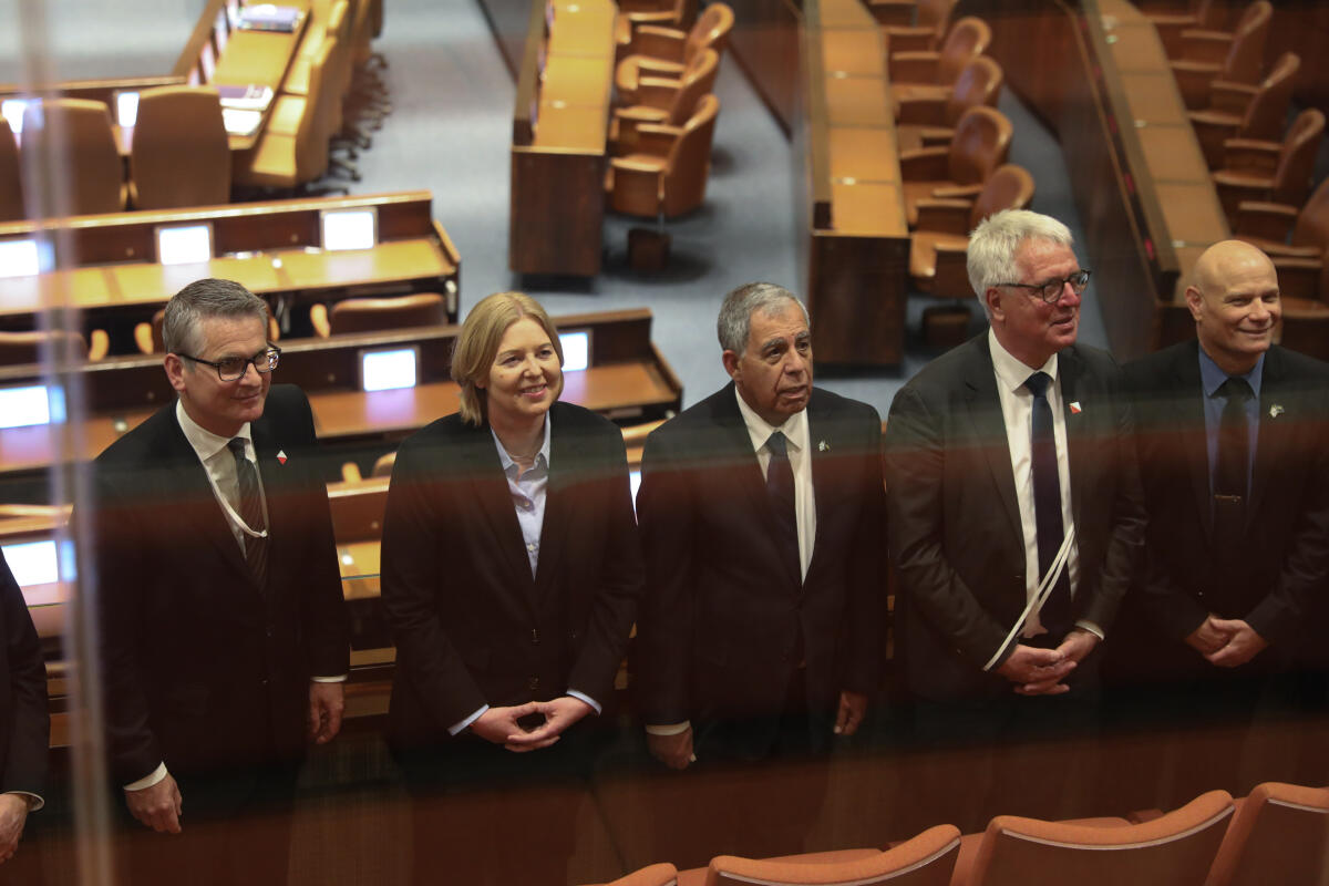 Bas, Bärbel; Levy, Mickey; Brissa, Enrico; Müller, Lorenz; Segal, Gil Bundestagspräsidentin Bärbel Bas (2vl), SPD, MdB, reist zum Tag des Gedenkens an Holocaust und Heldentum nach Yad Vashem und in die Knesset. Hier auf der Galerie der Knesset mit Dr. Enrico Brissa (l), Leiter des Protokolls beim Deutschen Bundestag, dem Präsidenten der Knesset, S. E. Mickey Levy (m), Staatssekretär Dr. Lorenz Müller (2vr), Direktor beim Deutschen Bundestag, und Gil Segal (r), Generaldirektor der Knesset.