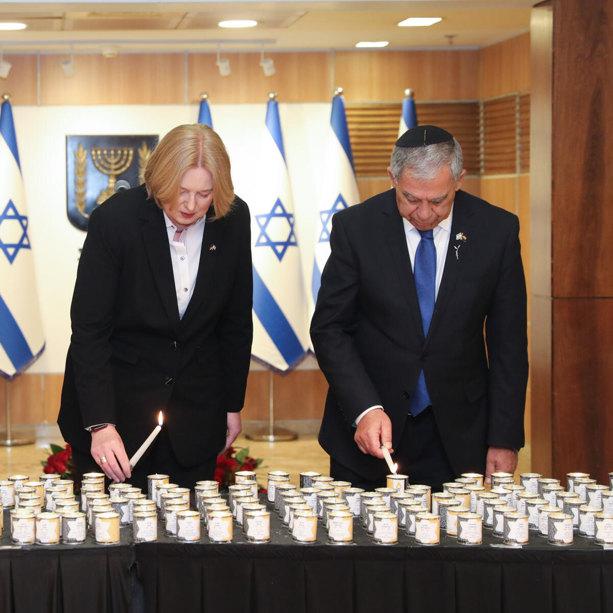 Bundestagspräsidentin Bärbel Bas (l), SPD, MdB, reist zum Tag des Gedenkens an Holocaust und Heldentum nach Yad Vashem und in die Knesset. Hier im Rahmen des Gedenkens in der Knesset mit dem Präsidenten der Knesset, S. E. Mickey Levy (r), beim Entzünden einer Gedenkkerze auch als Erinnerung an die aus ihrer Heimatstadt Duisburg vor 80 Jahren deportierte Jüdin Irma Nathan, die von den Nationalsozialisten 1942 ermordet wurde. Bas, Bärbel; Levy, Mickey Bundestagspräsidentin Bärbel Bas (l), SPD, MdB, reist zum Tag des Gedenkens an Holocaust und Heldentum nach Yad Vashem und in die Knesset. Hier im Rahmen des Gedenkens in der Knesset mit dem Präsidenten der Knesset, S. E. Mickey Levy (r), beim Entzünden einer Gedenkkerze auch als Erinnerung an die aus ihrer Heimatstadt Duisburg vor 80 Jahren deportierte Jüdin Irma Nathan, die von den Nationalsozialisten 1942 ermordet wurde.