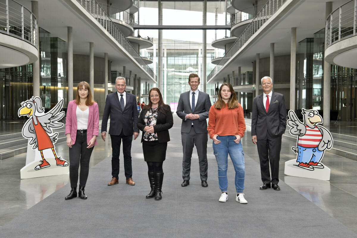 Die Mitglieder der Kommission zur Wahrnehmung der Belange der Kinder, Kinderkommission, KiKo. von links: Heidi Reichinnek, Die Linke, Paul Lehrieder, CDU/CSU, Sarah Lahrkamp, SPD, Matthias Seestern-Pauly, FDP, Emilia Fester, Bündnis 90/Die Grünen, Gereon Bollmann, AfD Die Mitglieder der Kommission zur Wahrnehmung der Belange der Kinder, Kinderkommission, KiKo. von links: Heidi Reichinnek, Die Linke, Paul Lehrieder, CDU/CSU, Sarah Lahrkamp, SPD, Matthias Seestern-Pauly, FDP, Emilia Fester, Bündnis 90/Die Grünen, Gereon Bollmann, AfD